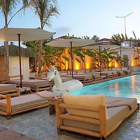 לינה וארוחת בוקר Q Alacati Luxury 4*